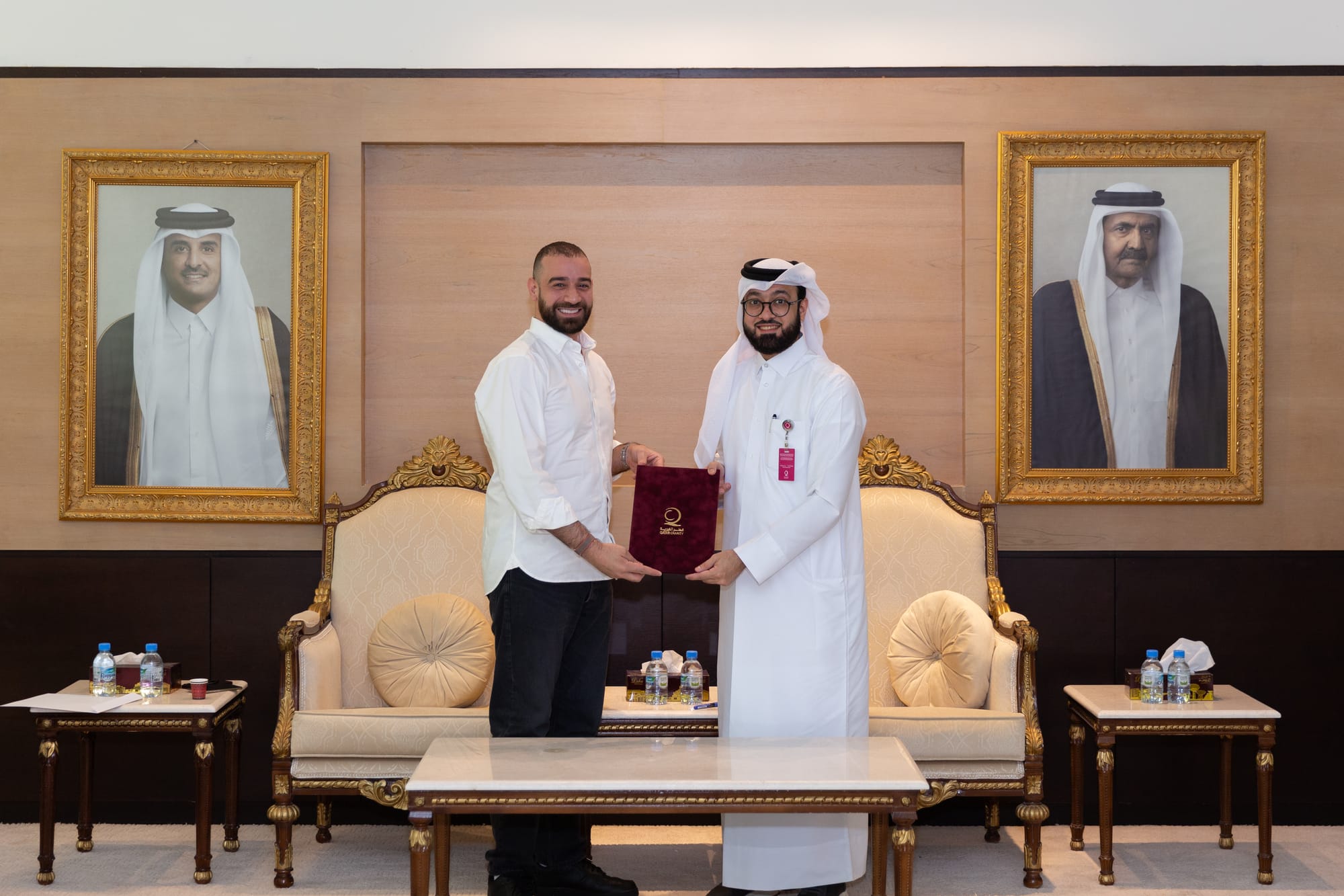تبادل وثيقة الاتفاقية بين وولف ستور وقطر الخيرية